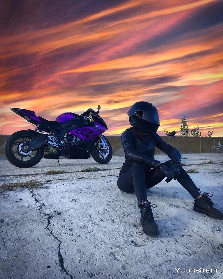 Мотоциклист с девушкой