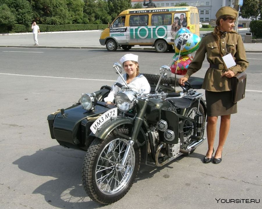 Мотоцикл с коляской с людьми