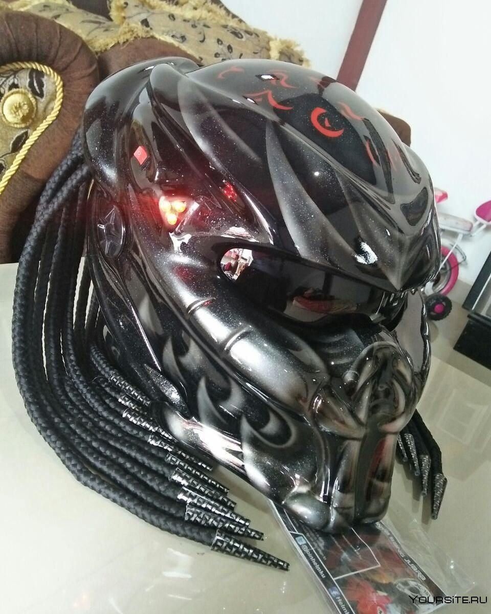 Шлем на мотоцикл хищник