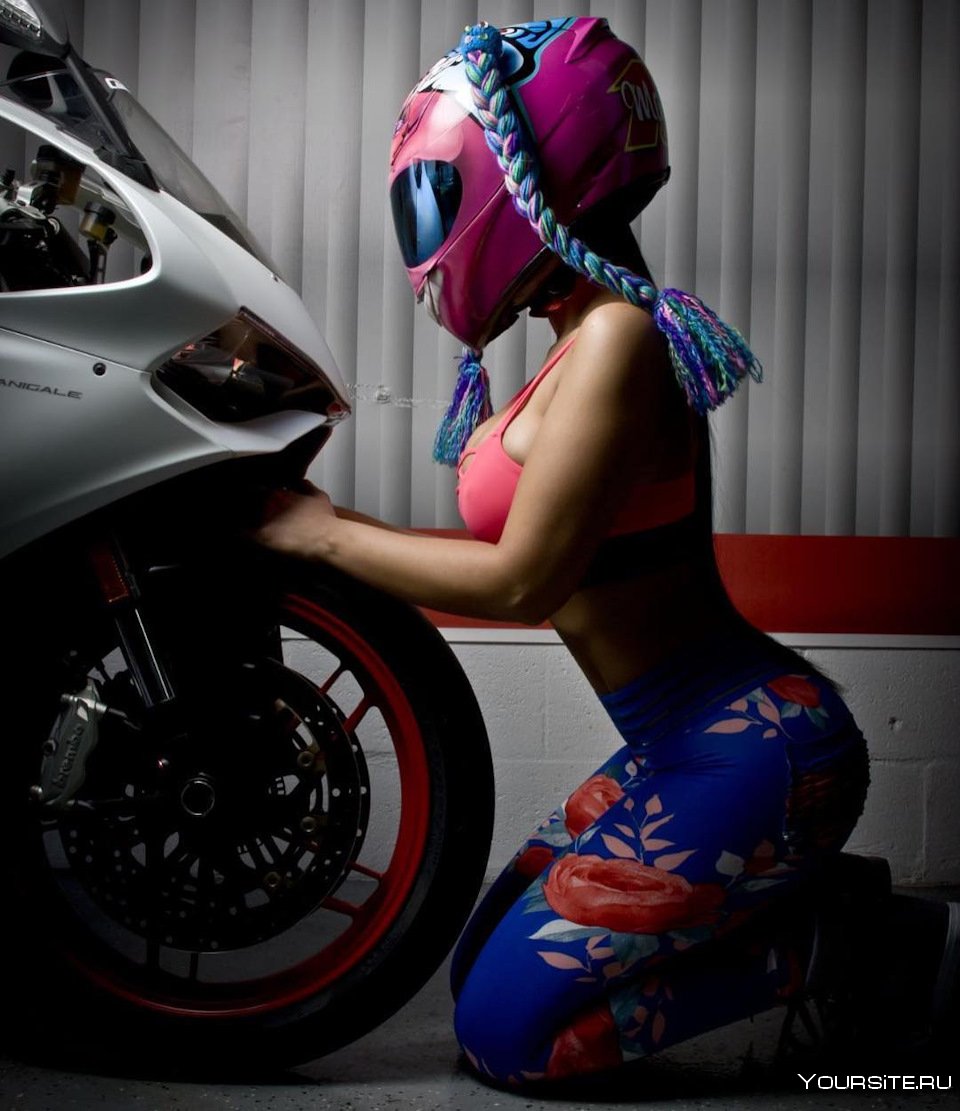 Девушки мотоциклистки в шлеме