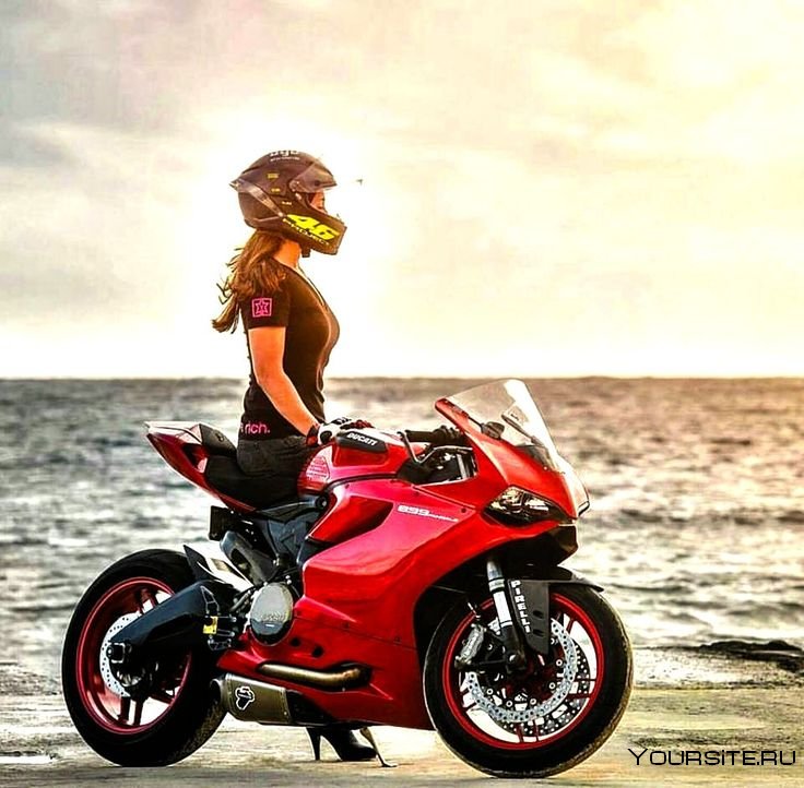 Мотоцикл Ducati и девушка