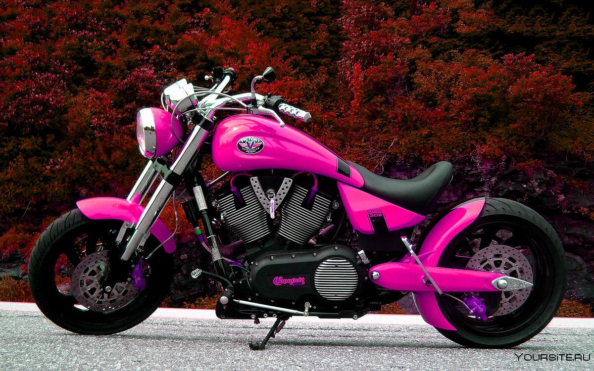 Красивый розовый мотоцикл