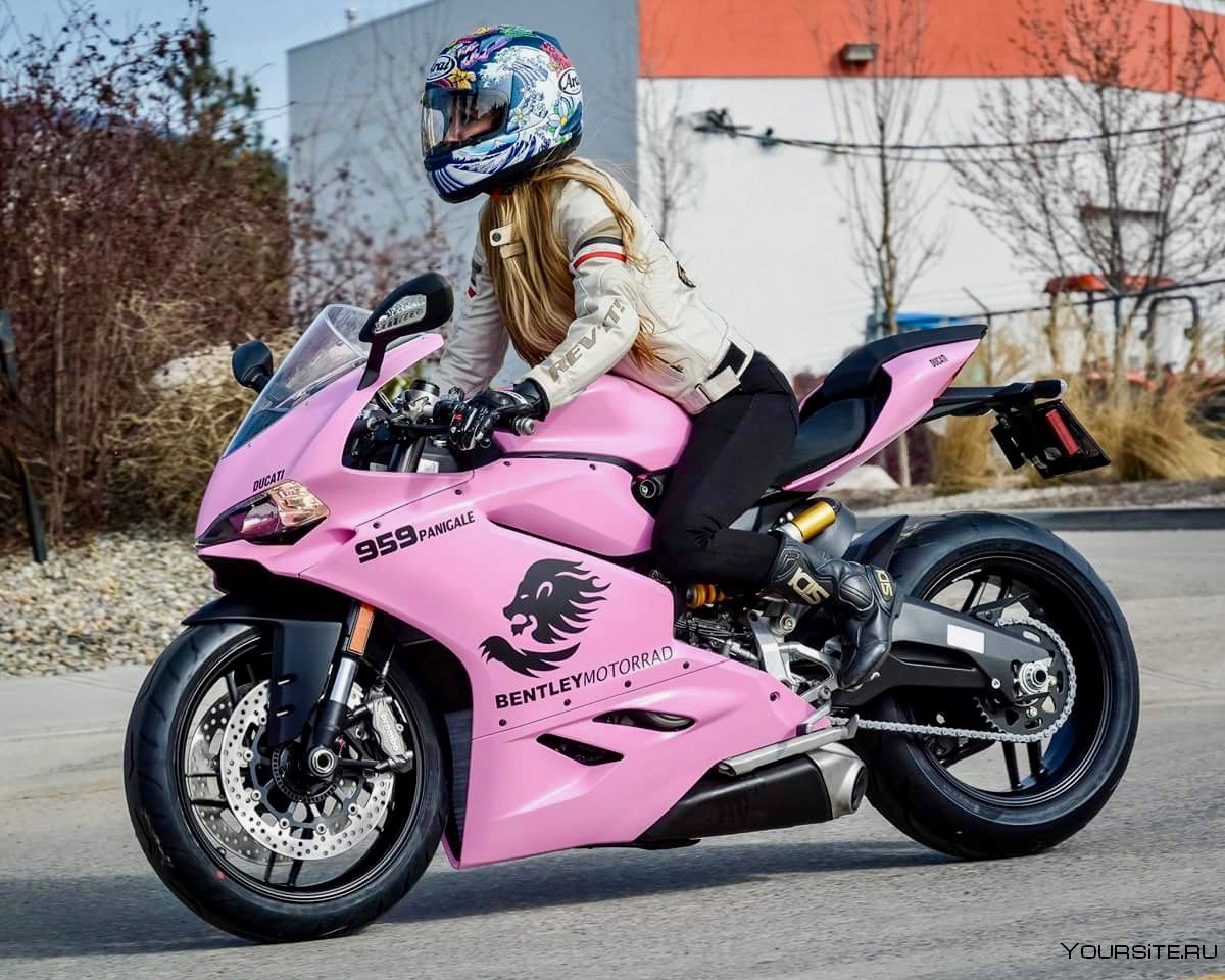 Мотоцикл Харлей Дэвидсон розовый