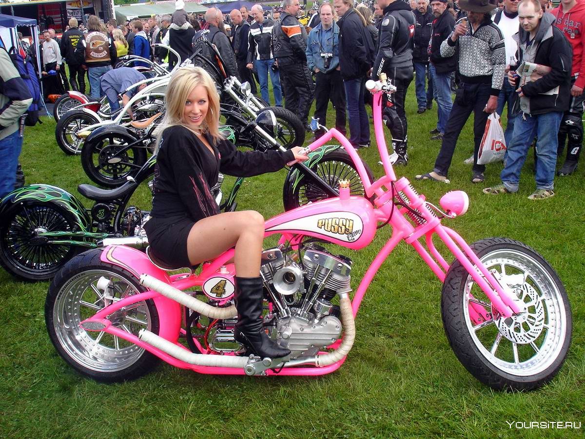 Большой розовый мотоцикл