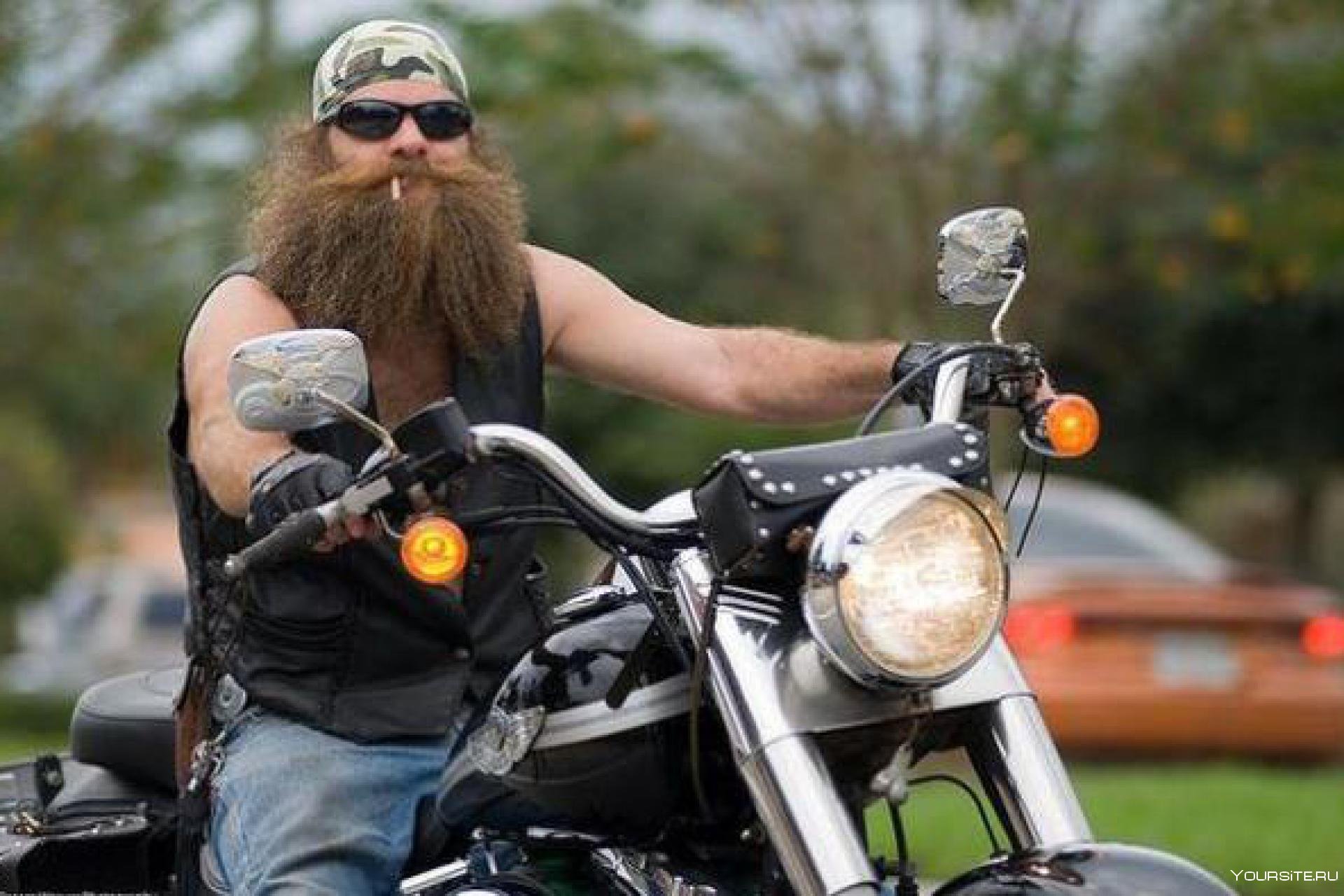 Байкеры мотоциклисты. Бородатый байкер Харли Дэвидсон. Байкеры на чопперах. Бородатый мотоцикл.
