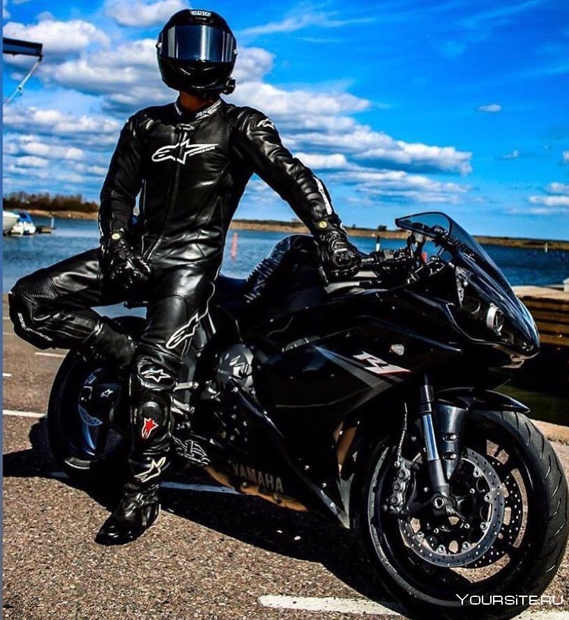 Мотоциклист в черном костюме