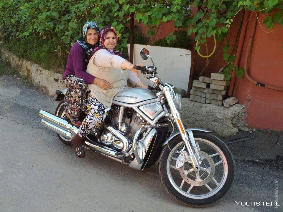 Бабушка на мотоцикле