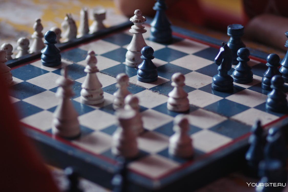 Шахматист разбросал шахматы