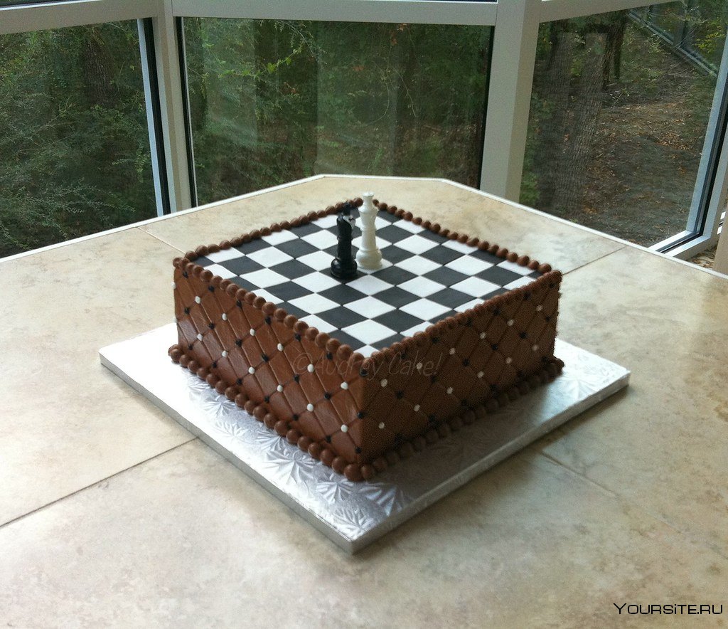 Торт с шахматными фигурами из шоколада