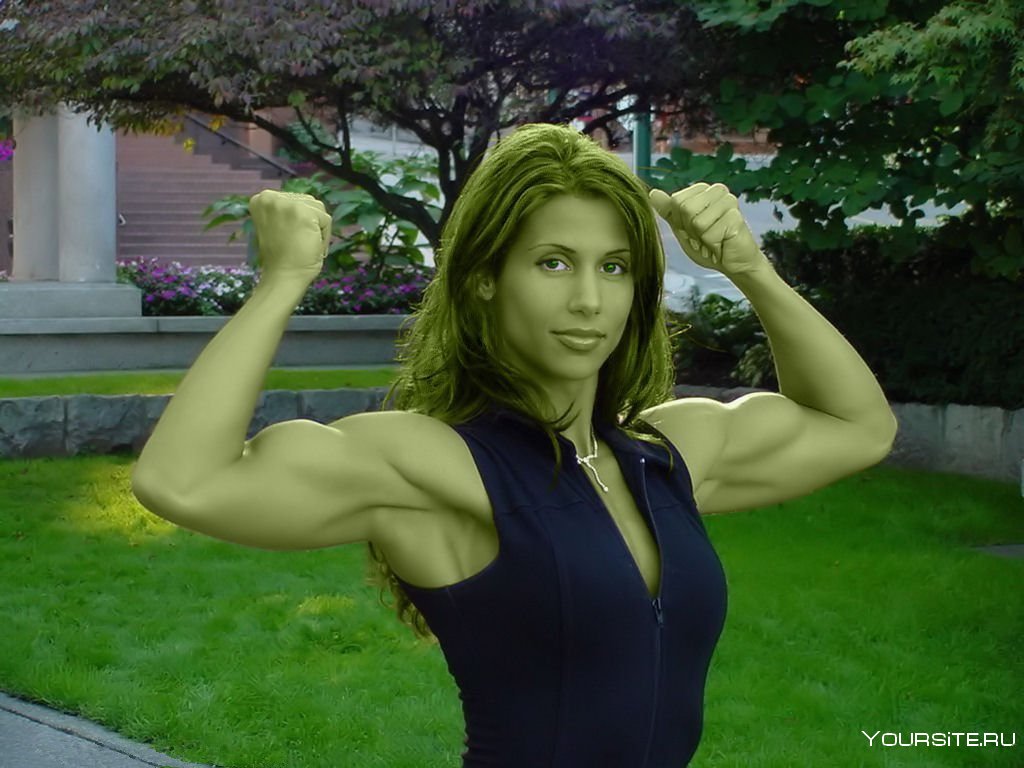 Женщина Халк с большими мускулами