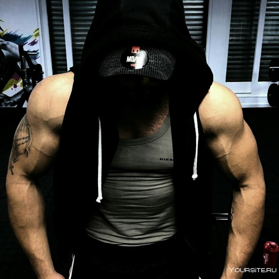 Чувак в капюшоне качок