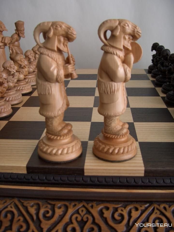 Старинные резные шахматы