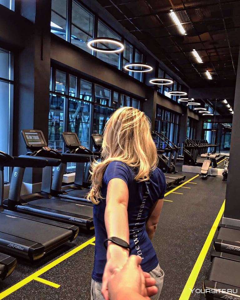 Блондинка в спортзале без лица реальное фото