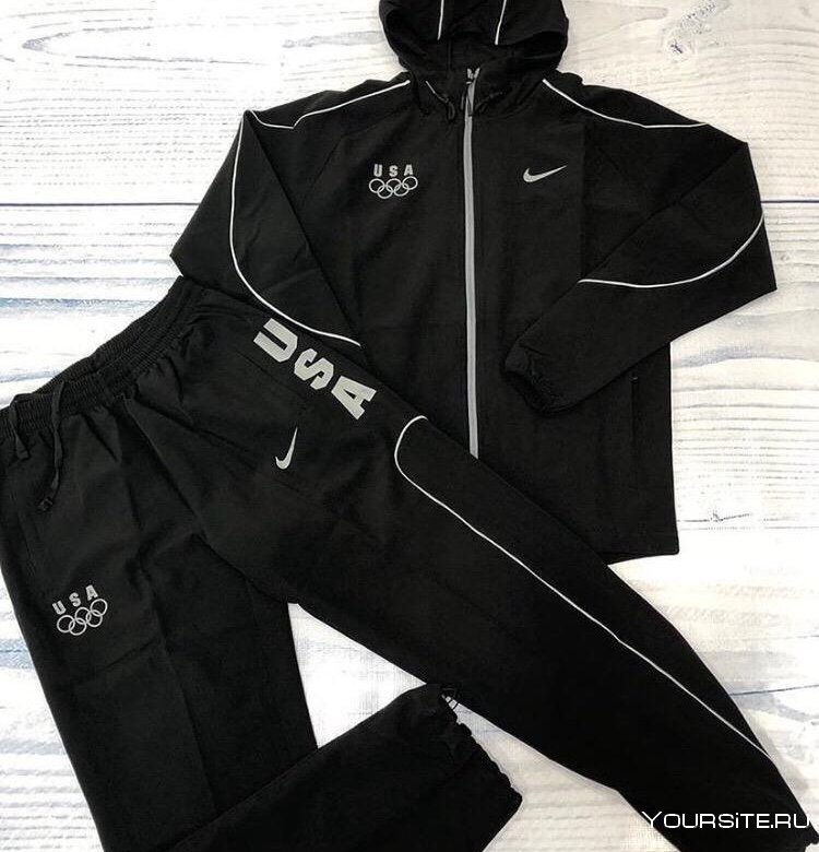 Блондинка в спортивном костюме