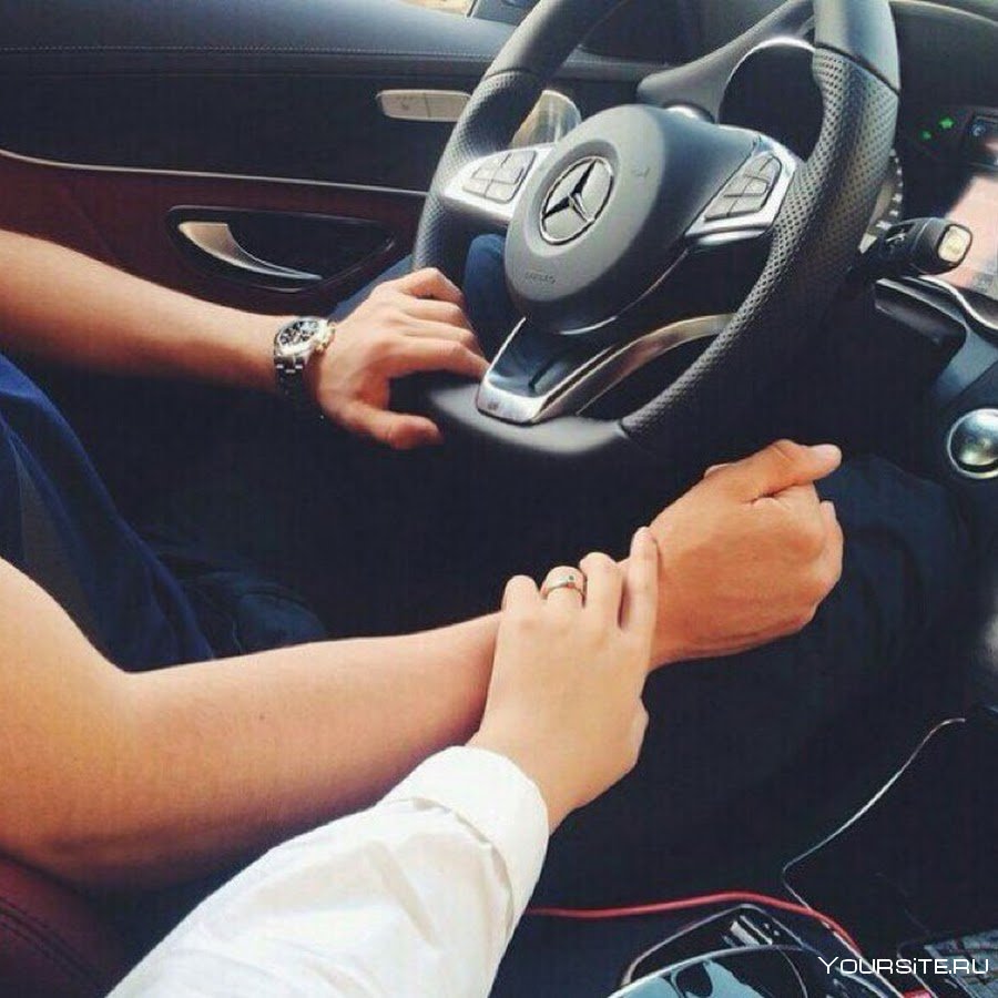 Влюбленная пара в машине