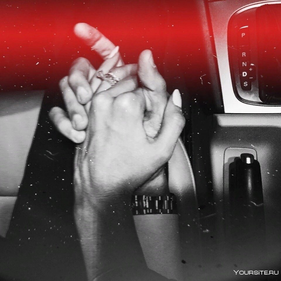 Руки влюблённых в машине