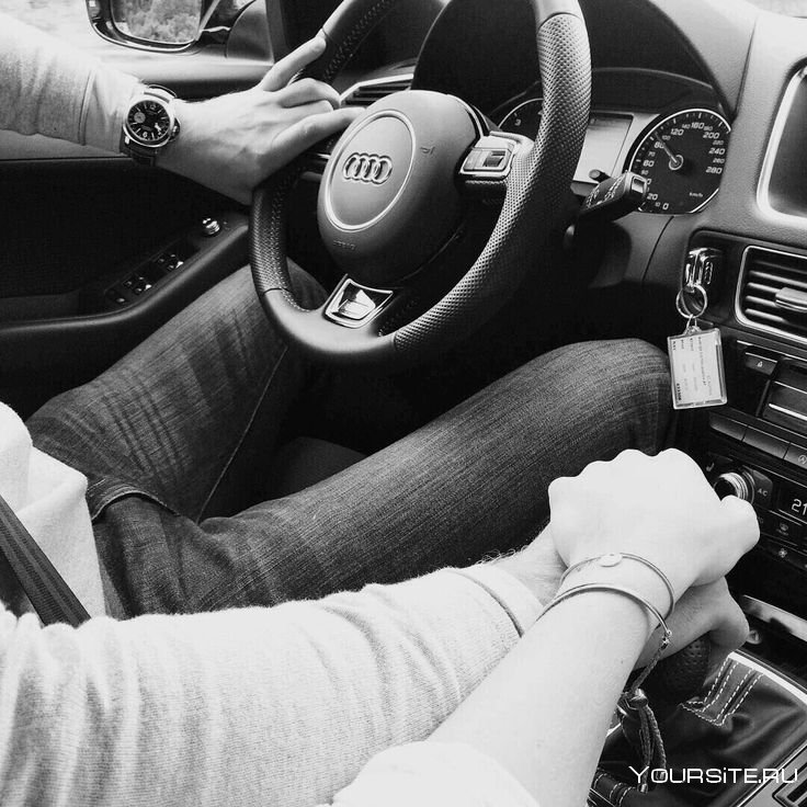 Влюбленная пара в машине