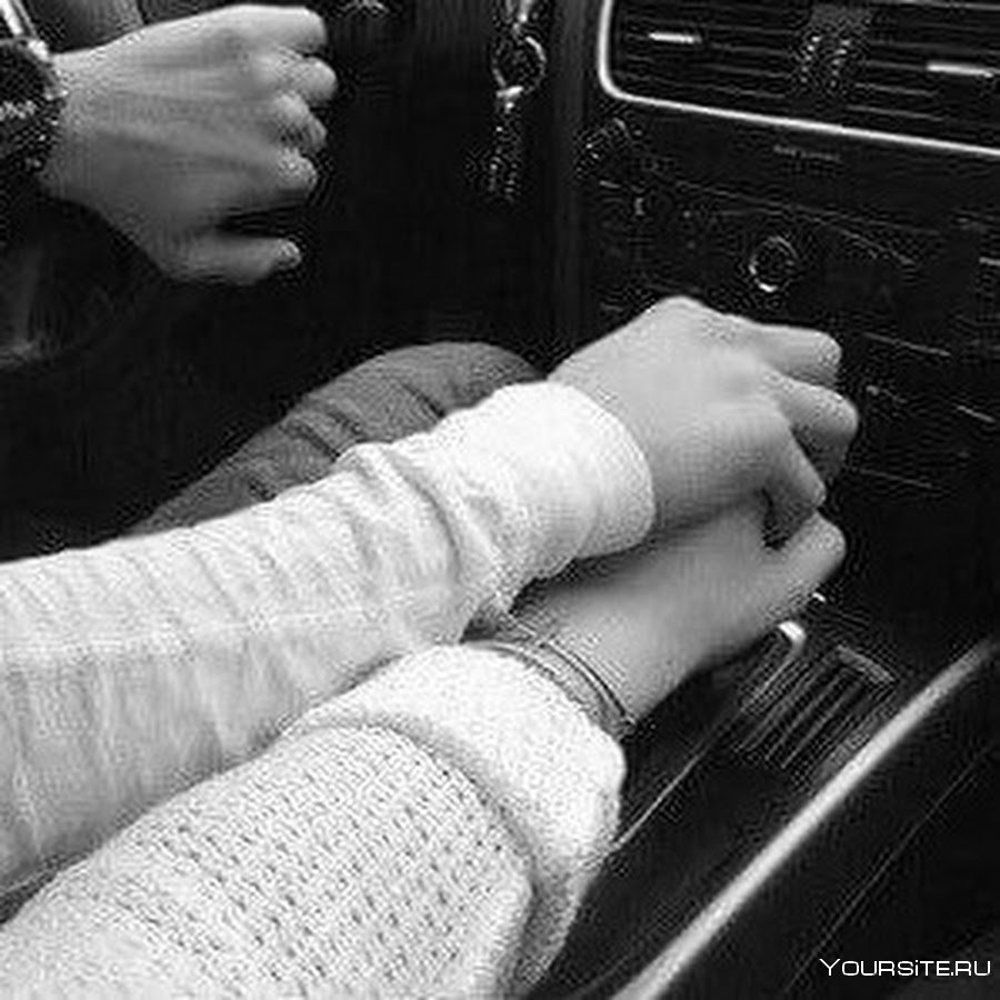 Пара в машине держатся за руки