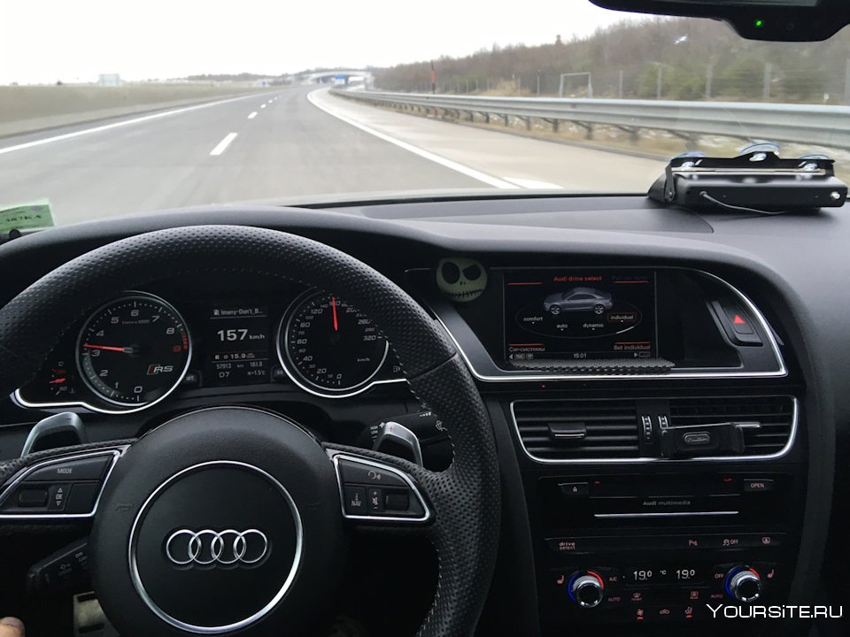 За рулем Ауди rs7