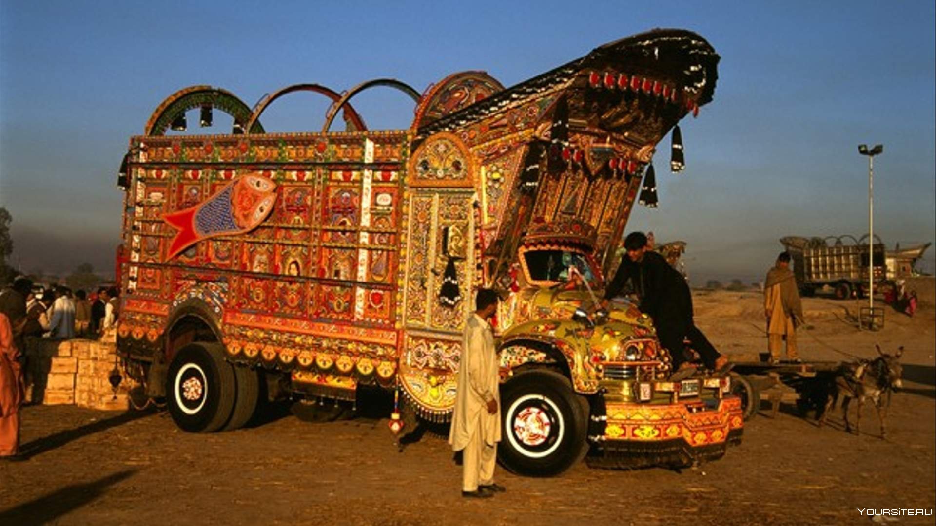 Авто из индии 4 буквы. Bedford грузовик Пакистан. Грузовики Индии и Пакистана. Грузовики в Пакистане. Грузовики в Индии.
