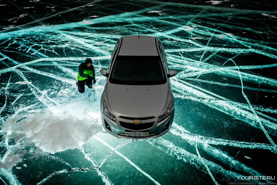 Машина на льду Байкала