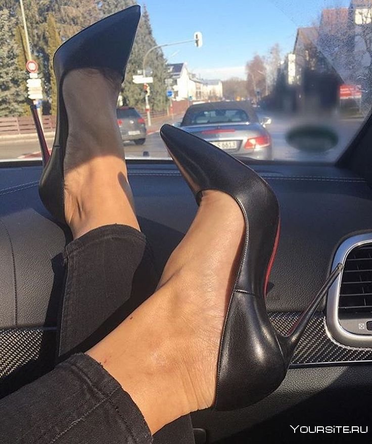Ноги в туфлях из машины