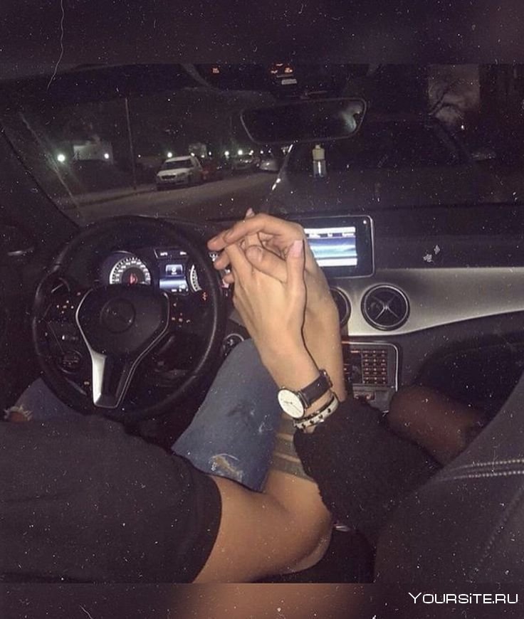 Мужская и женская рука в машине