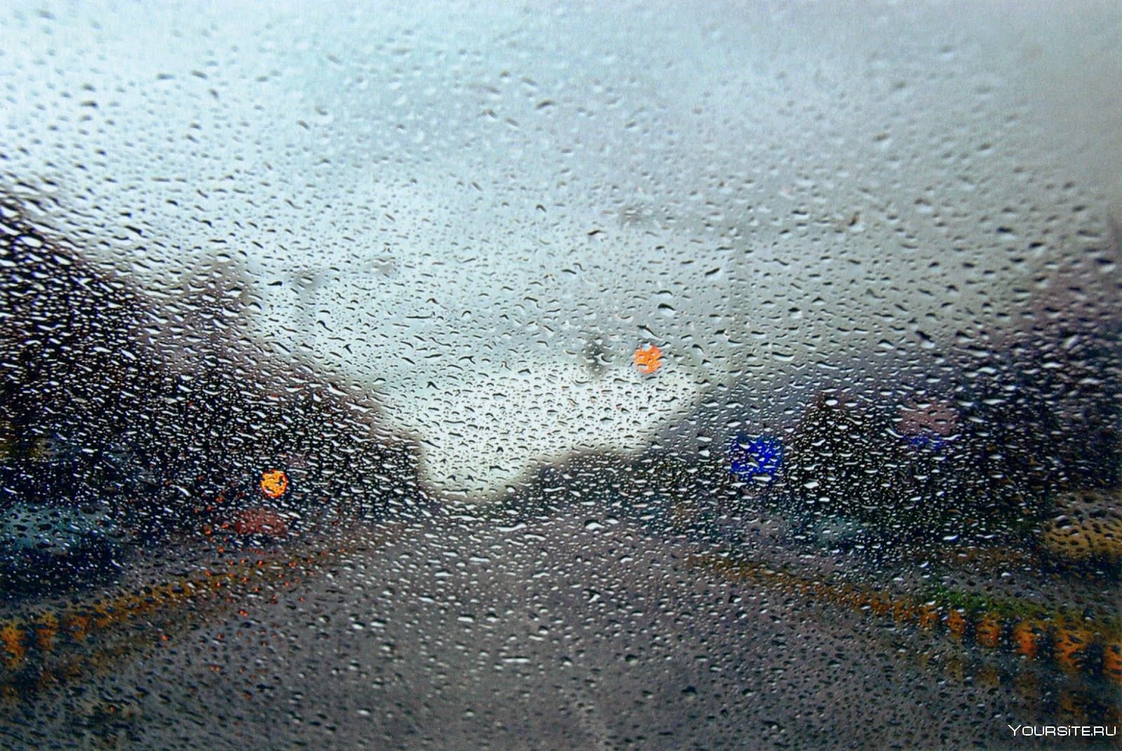 Приклеенное стекло дождь. Дождь на стекле. Дождь картинки. Дождь на стекле фото. Дождливое стекло.