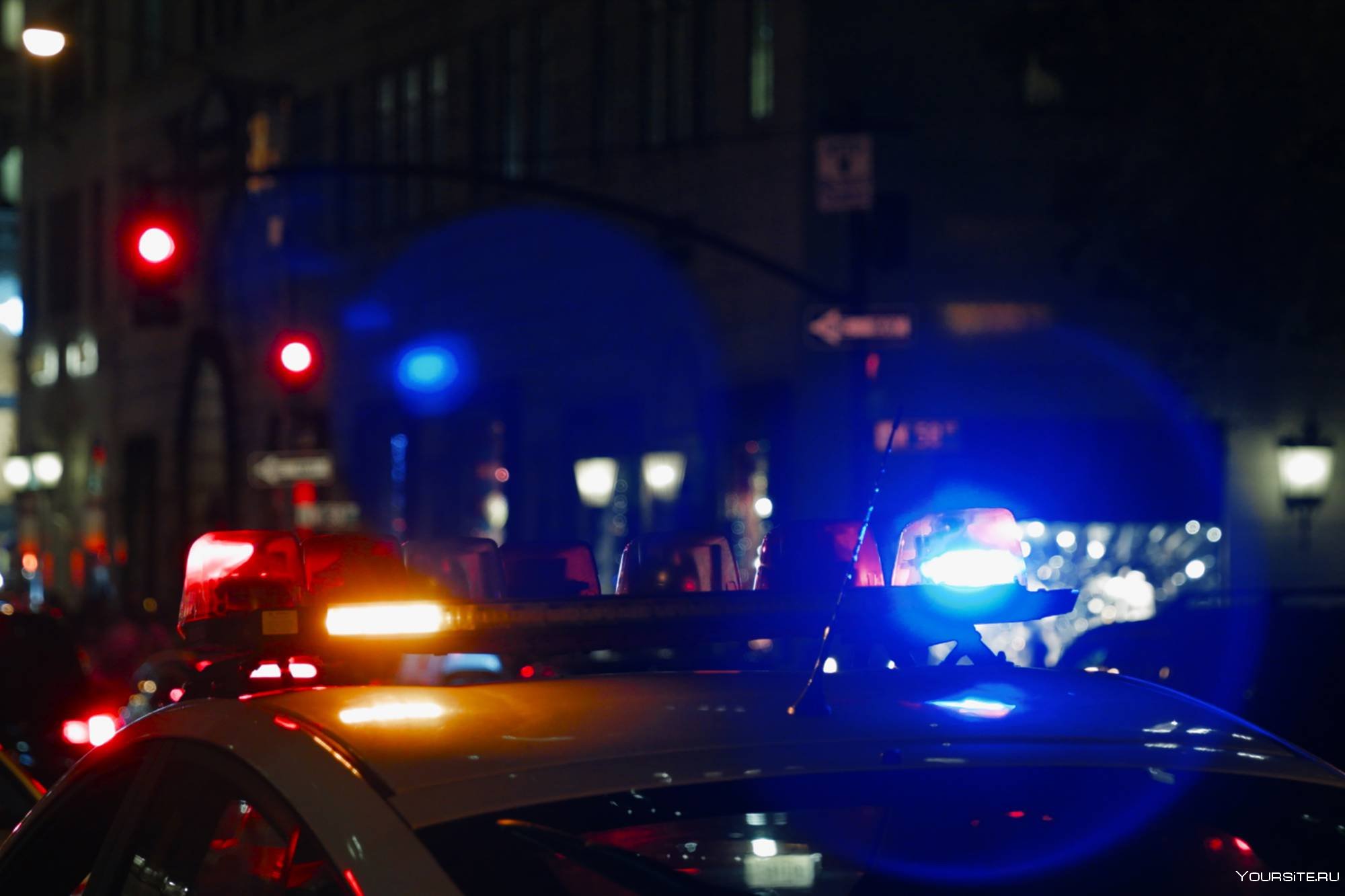 Полицейская машина ночью. Полицейская машина ночью с мигалками. Машина полиции ночью. Улица с полицейскими машинами ночью.