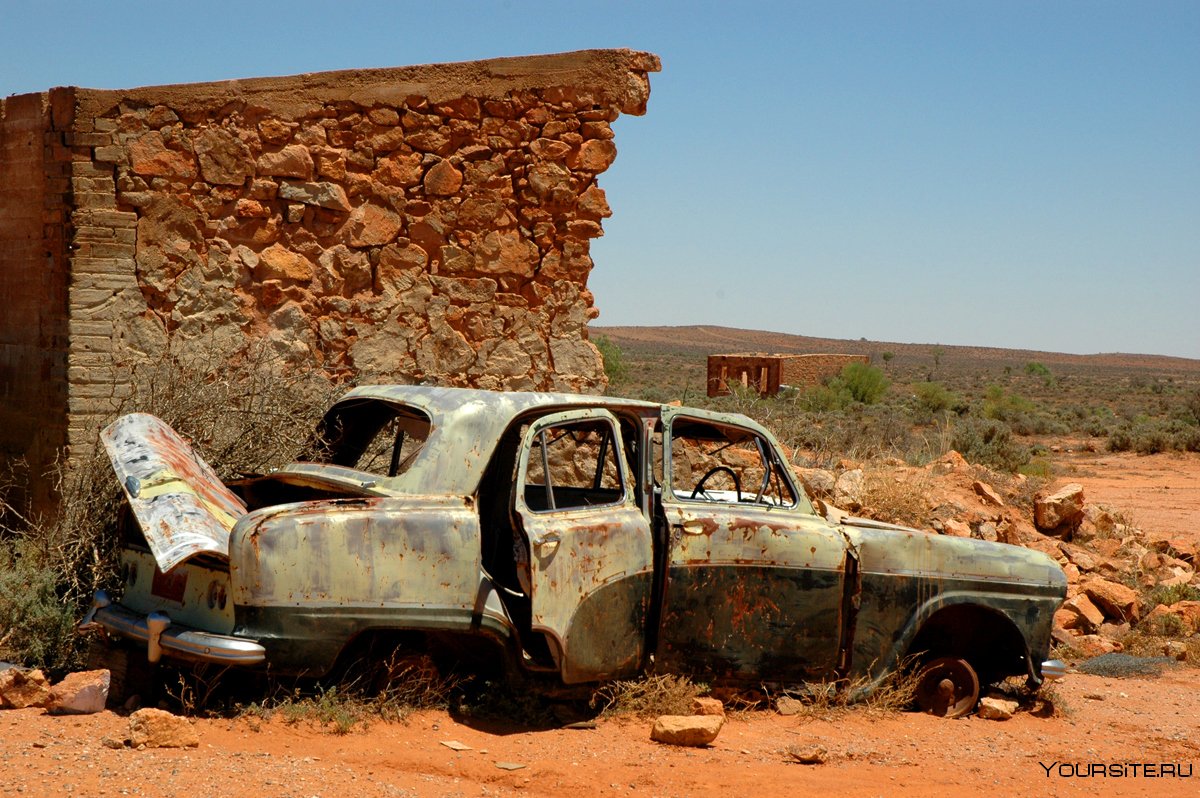 Старая машина в пустыне