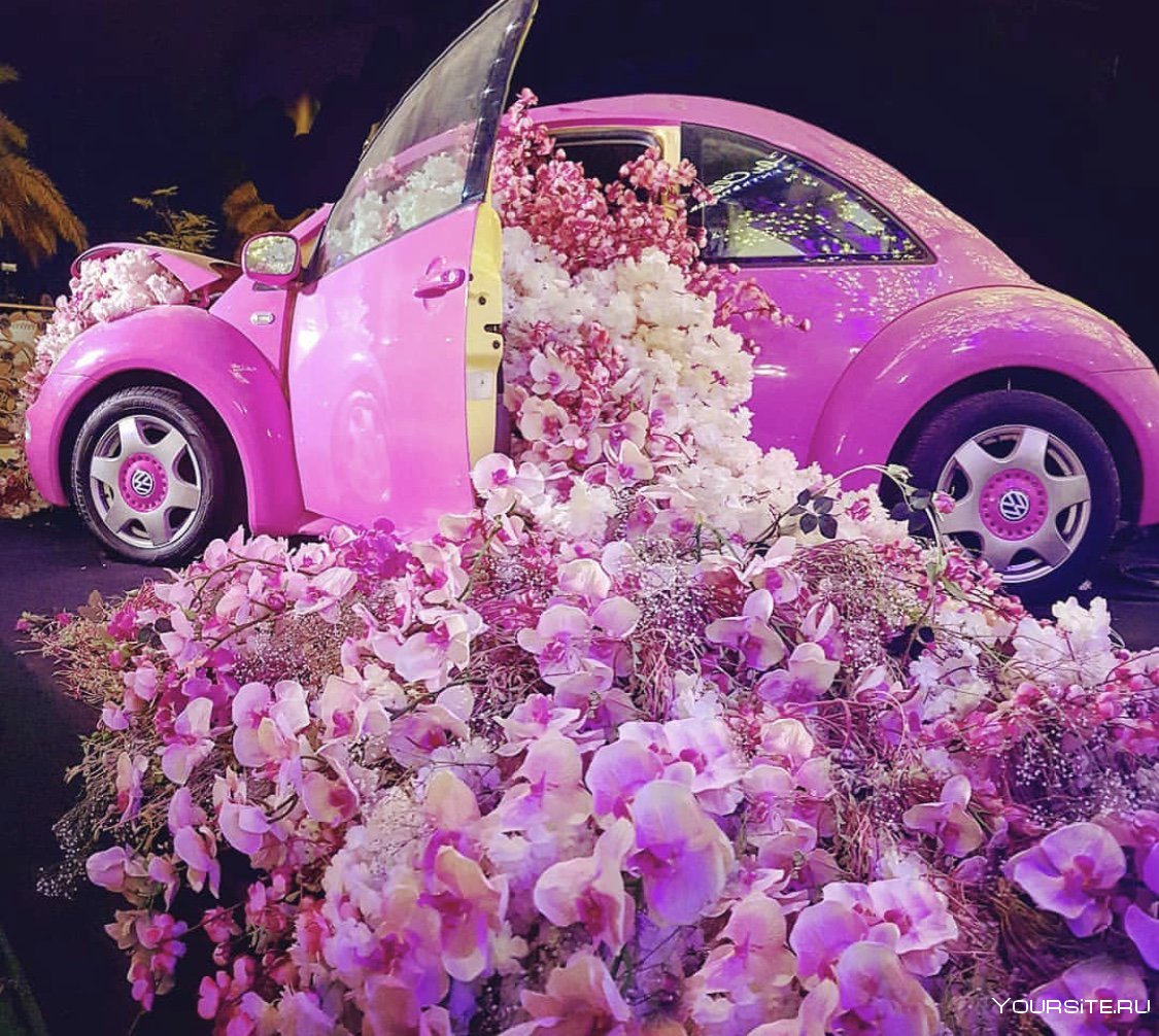 Розовая машинка с цветами