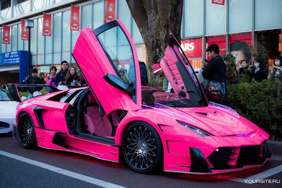 Бледно розовая машина