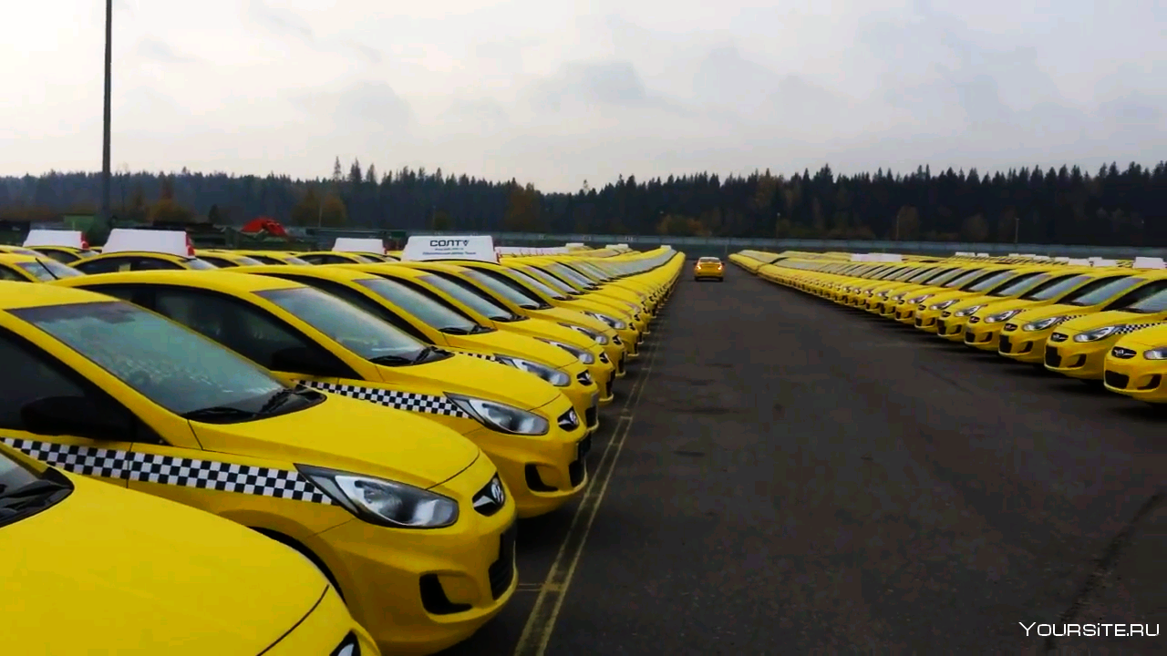 Три желтых машин. Много желтых машин. Машина "такси". Таксопарк. Автопарк такси.