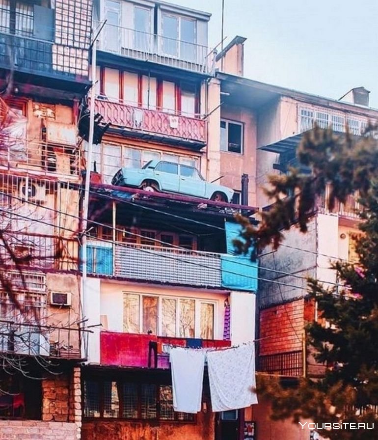 Жигули на балконе в Грузии
