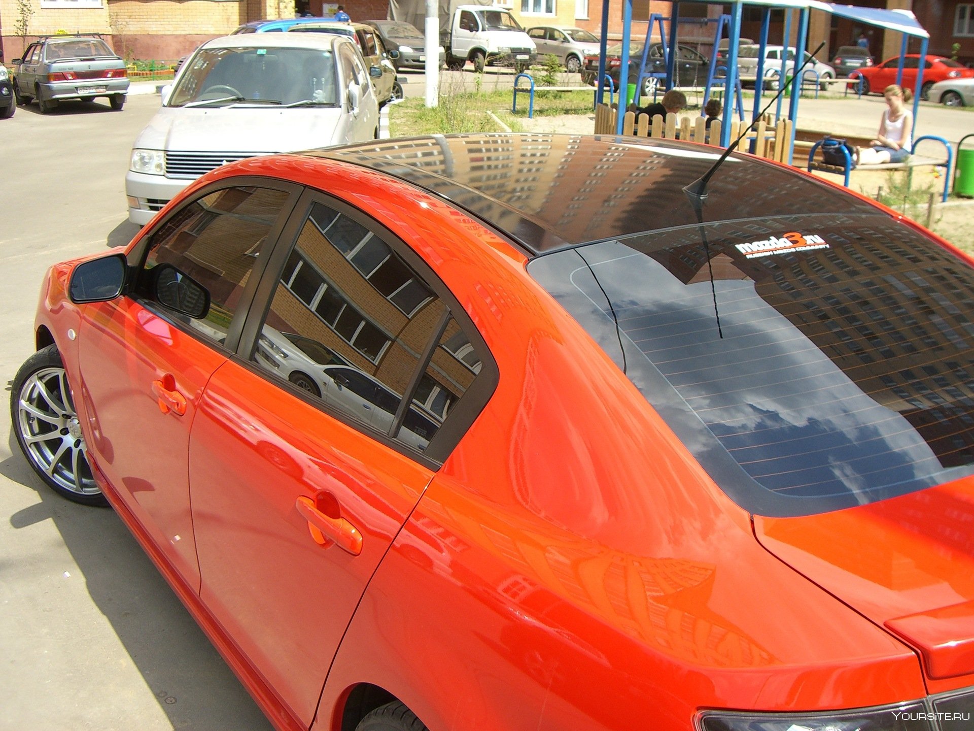 Обтягиваем крышу пленкой. Mazda 3 BK черная крыша. Мазда 3 с черной крышей. Мазда 3 оранжевая. Крыша автомобиля.