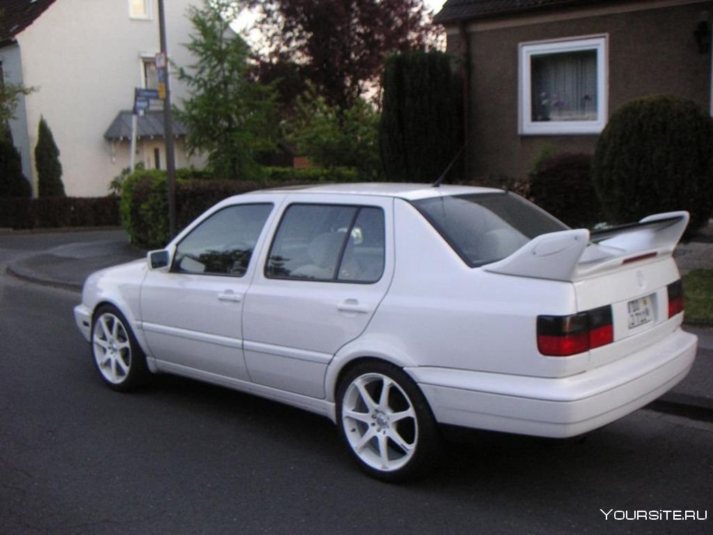 VW Vento mk3 1998. Белая