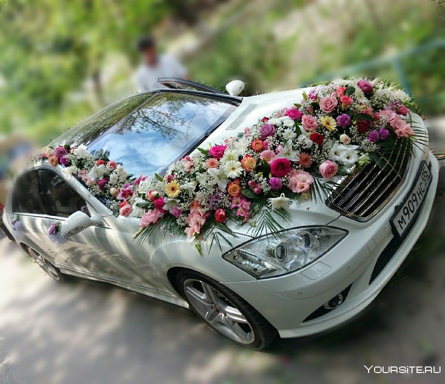Машина украшенная цветами