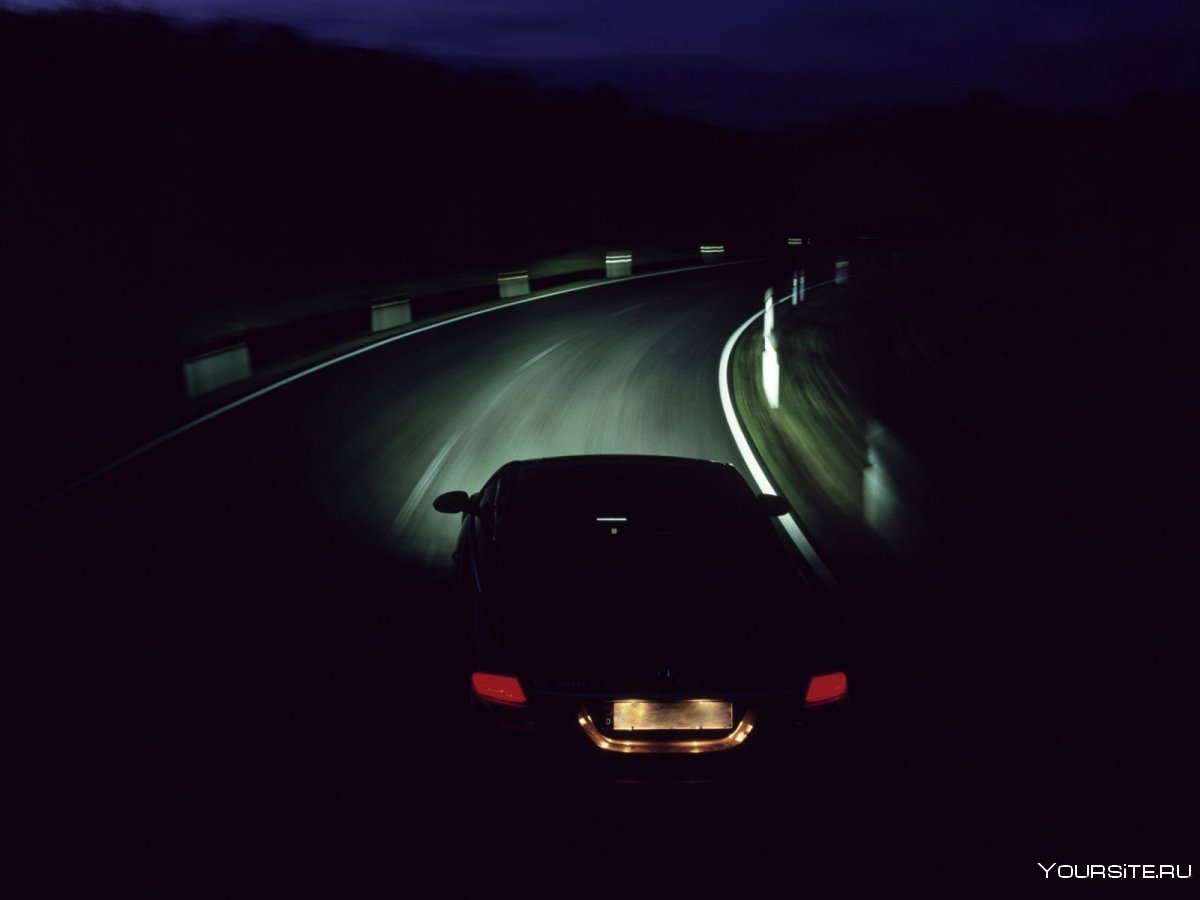 Машина ночью на дороге