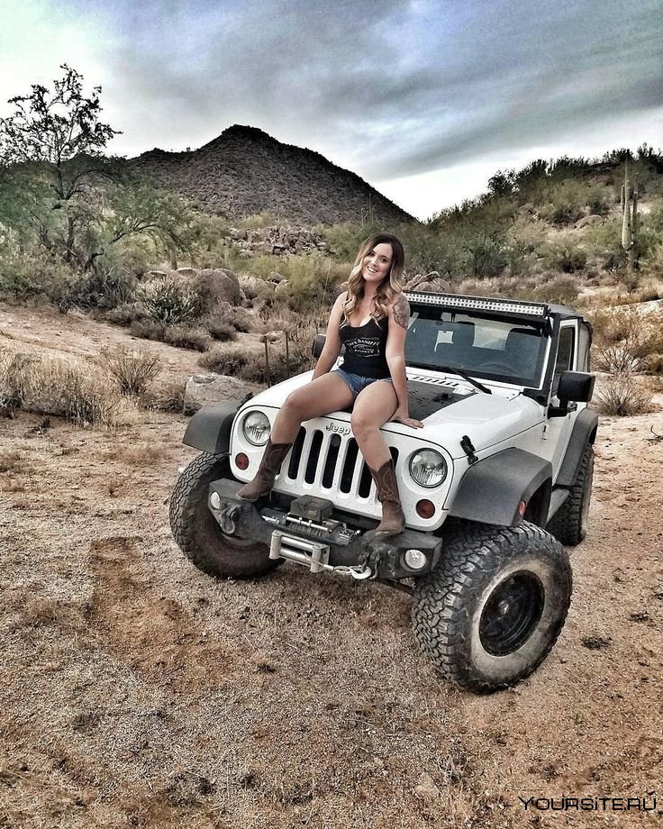 Jeep Wrangler Rubicon с девушкой