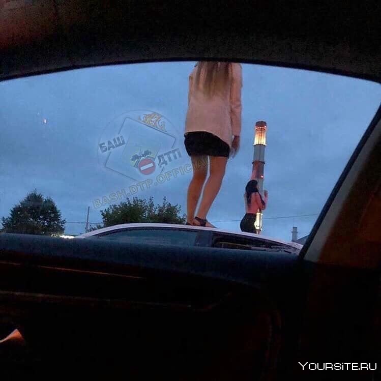 Девушка на крыше автомобиля