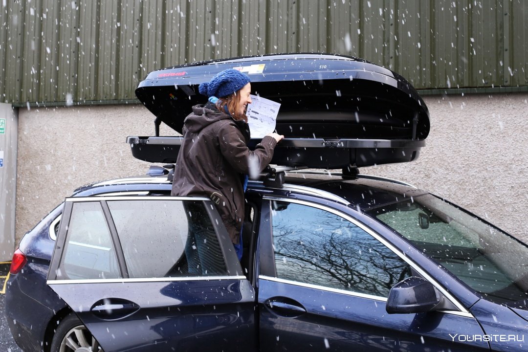 Машина на машине на крыше