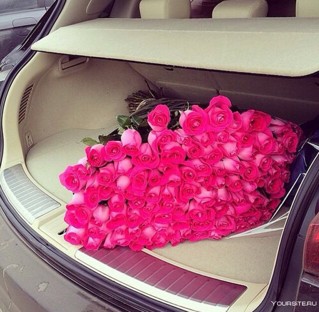 Цветы в багажнике машины