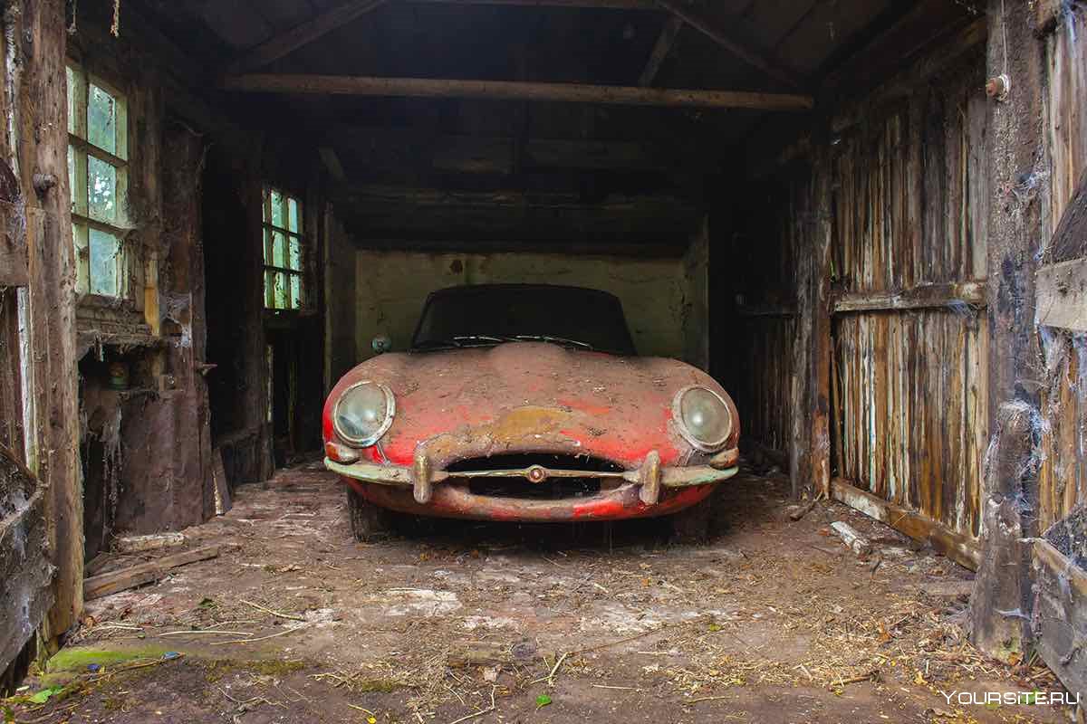 Старая машина в гараже