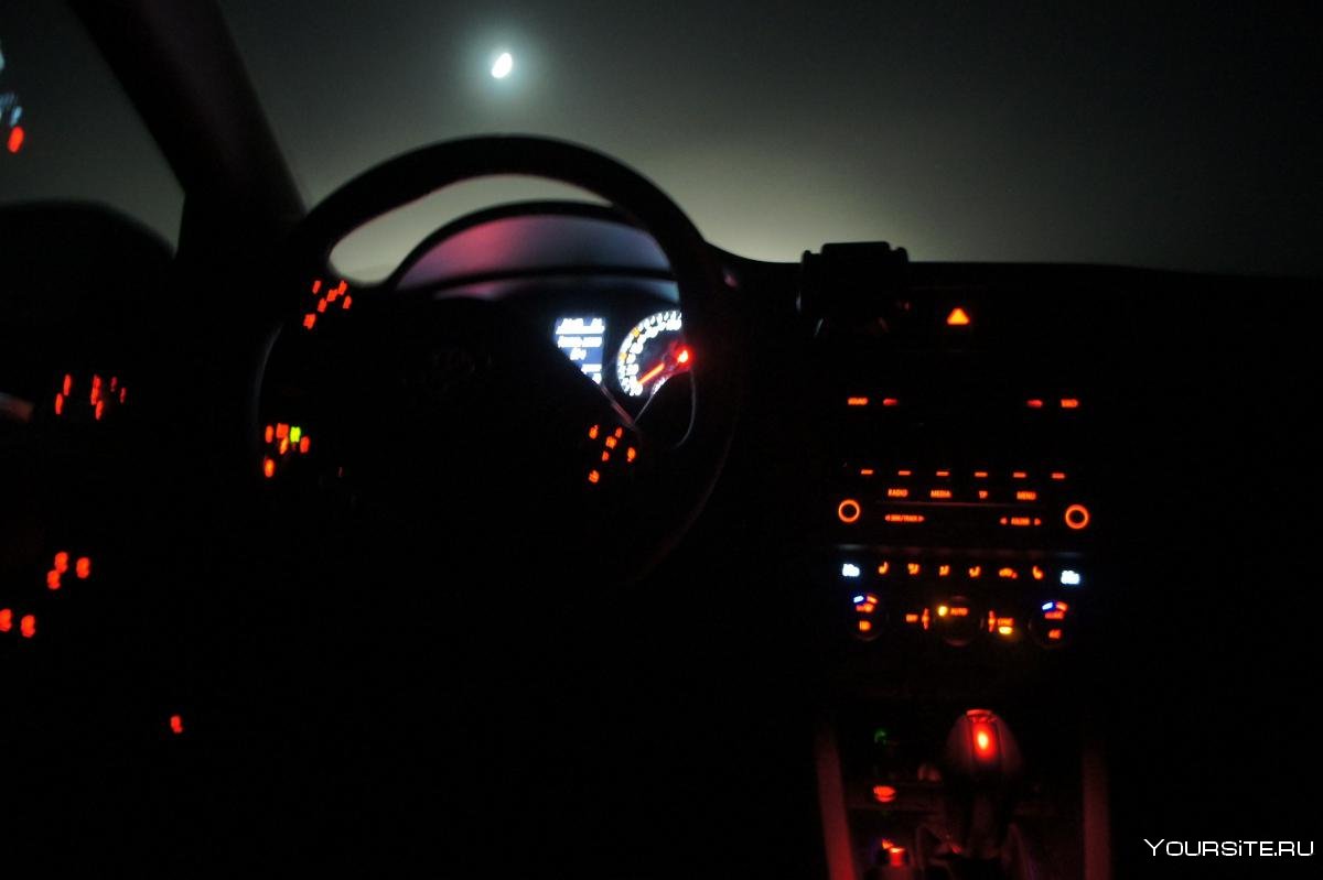 Внутри машины ночью