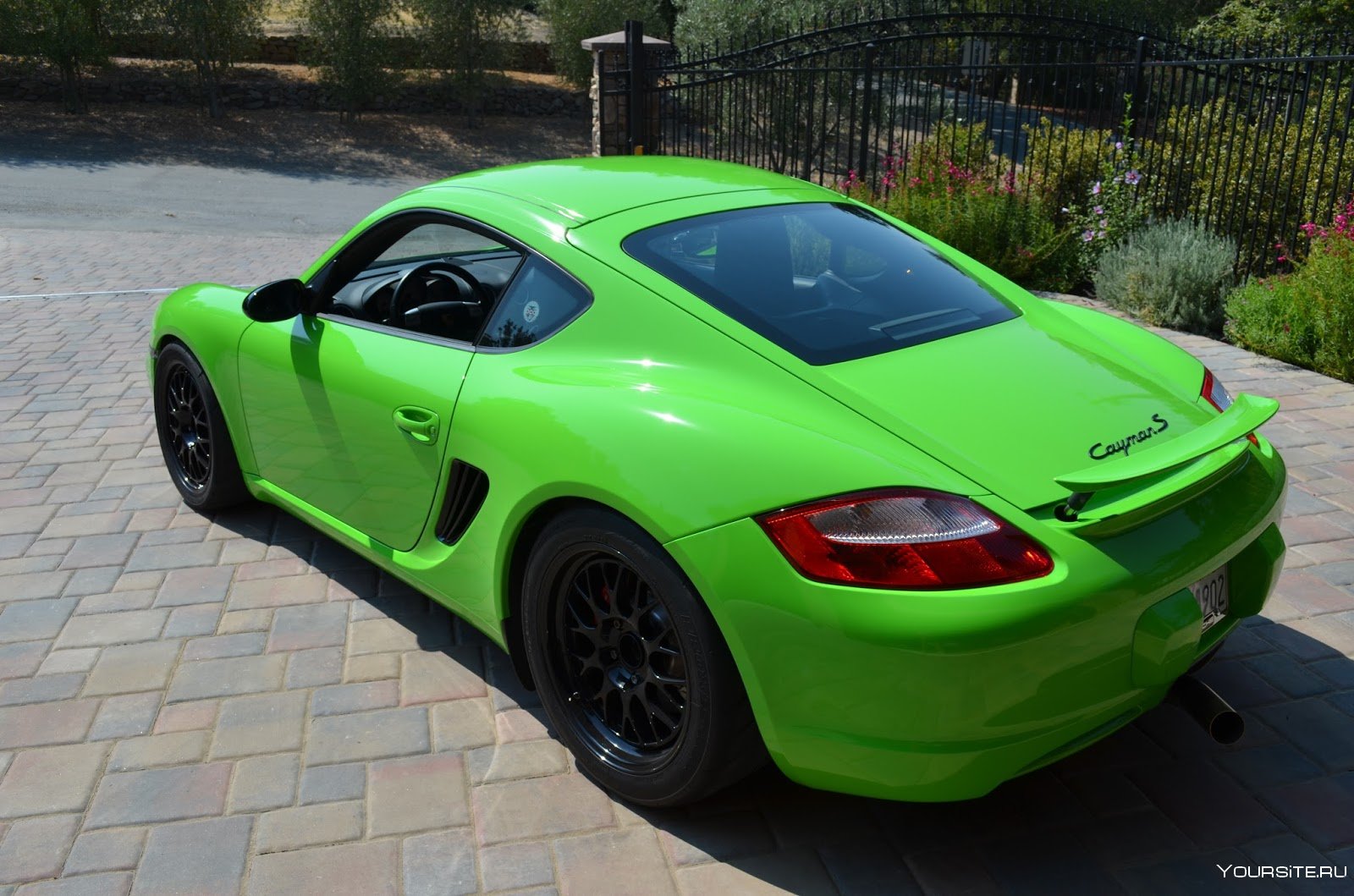 Кислотные машины. Porsche Cayman кислотная. Порше Кайман зеленый. Porsche Cayman зеленый. Форд Мустанг кислотного цвета матовый.