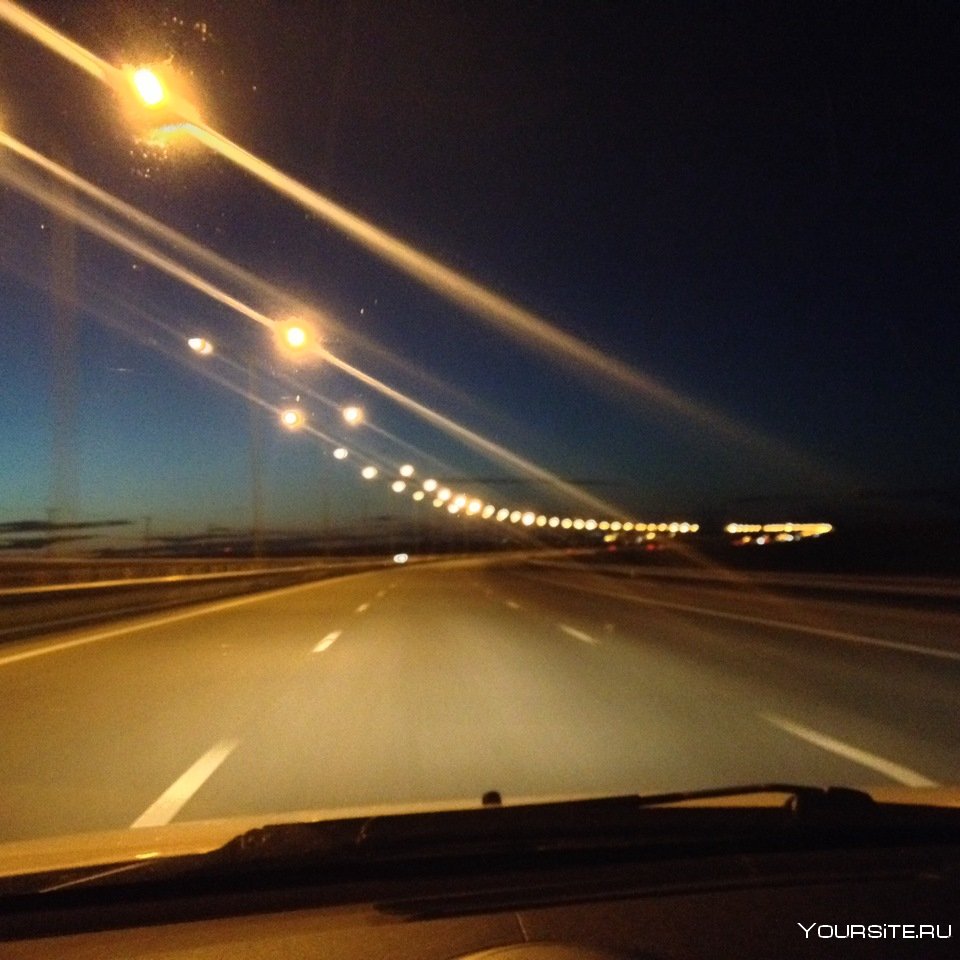 Вид с машины ночью на дорогу