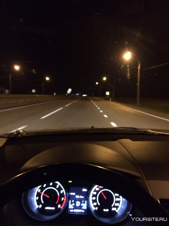 Ночная дорога в машине