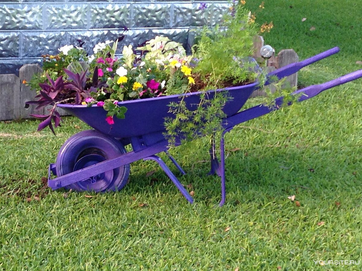 Телега с цветами в саду