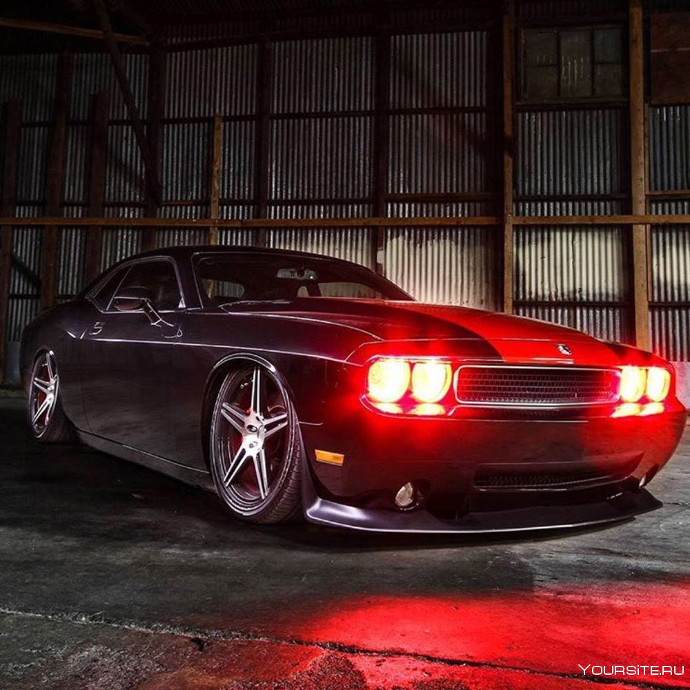 Dodge Challenger черный с красными фарами