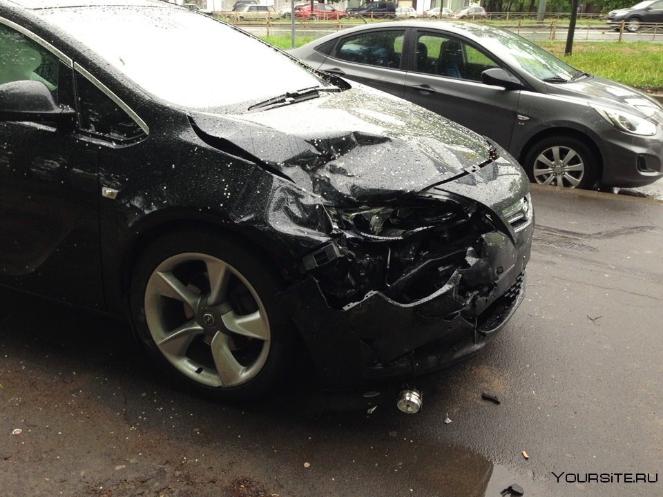 Разбитый Opel Astra j